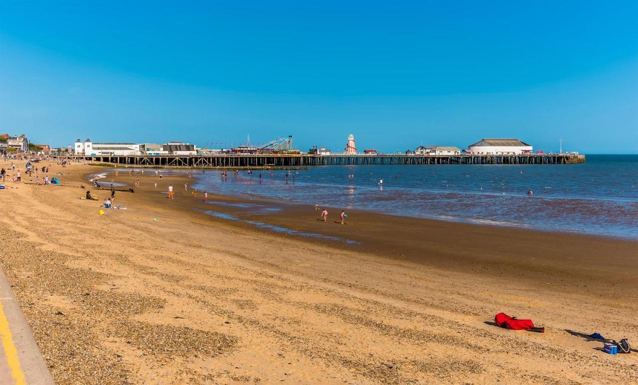 8 Berth Caravan At Orchards Haven In Clacton-on-sea, Essex Ref 15007o Campsite
