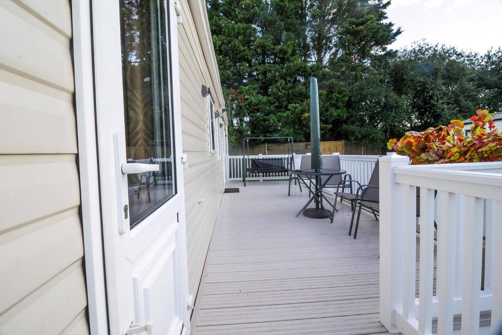 8 Berth Caravan At Orchards Haven In Clacton-on-sea, Essex Ref 15007o *