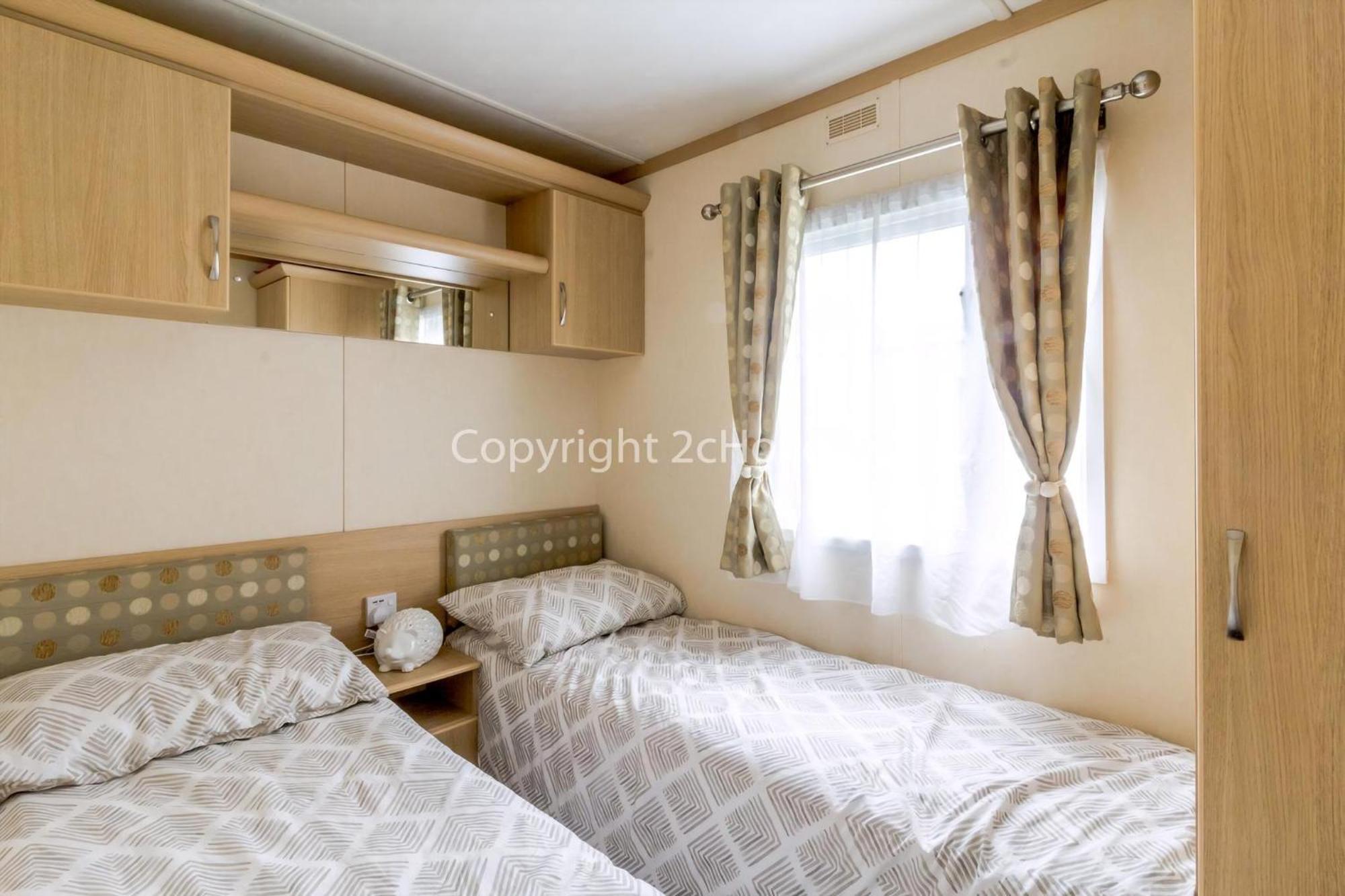 8 Berth Caravan At Orchards Haven In Clacton-on-sea, Essex Ref 15007o *